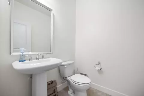 Bath - 563 Mesa Dr S, Madera, CA 93636 photo 1 of 3