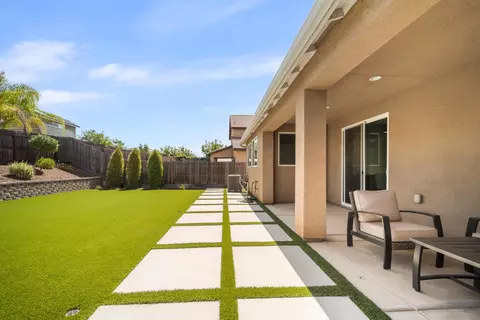Exterior - 563 Mesa Dr S, Madera, CA 93636 photo 5 of 10