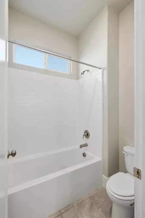 Bath - 602 Pinnacle Dr W, Madera, CA 93636 photo 5 of 9