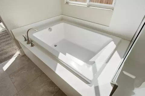 Bath - 602 Pinnacle Dr W, Madera, CA 93636 photo 8 of 9