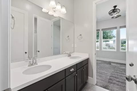 Bath - 602 Pinnacle Dr W, Madera, CA 93636 photo 4 of 9