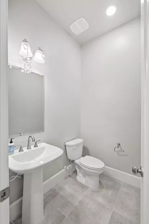 Bath - 602 Pinnacle Dr W, Madera, CA 93636 photo 2 of 9