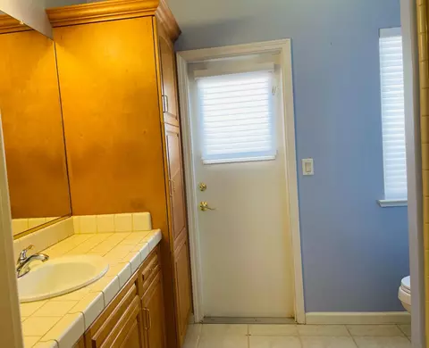 Bath - 563 W Omaha Ave, Clovis, CA 93619 photo 5 of 6