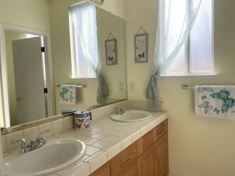 Bath - 563 W Omaha Ave, Clovis, CA 93619 photo 1 of 6