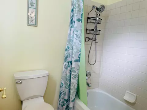 Bath - 563 W Omaha Ave, Clovis, CA 93619 photo 2 of 6
