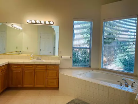 Bath - 563 W Omaha Ave, Clovis, CA 93619 photo 3 of 6