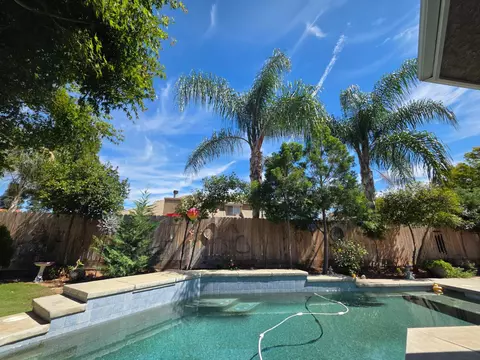 Exterior - 563 W Omaha Ave, Clovis, CA 93619 photo 7 of 8