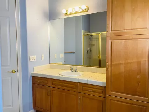 Bath - 563 W Omaha Ave, Clovis, CA 93619 photo 6 of 6