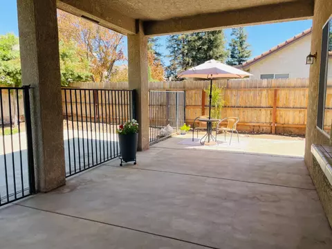 Exterior - 563 W Omaha Ave, Clovis, CA 93619 photo 6 of 8