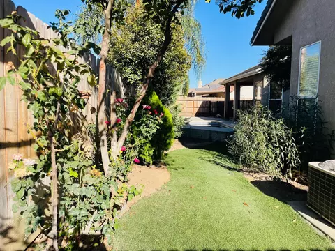 Exterior - 563 W Omaha Ave, Clovis, CA 93619 photo 5 of 8