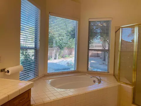 Bath - 563 W Omaha Ave, Clovis, CA 93619 photo 4 of 6