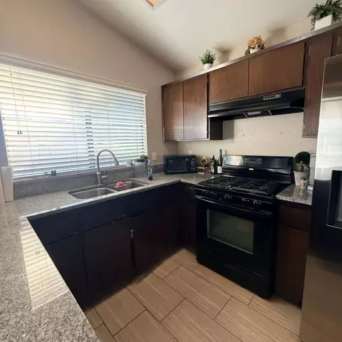 Kitchen - 1338 E Castlecrest Ave, Visalia, CA 93292 photo 2 of 5