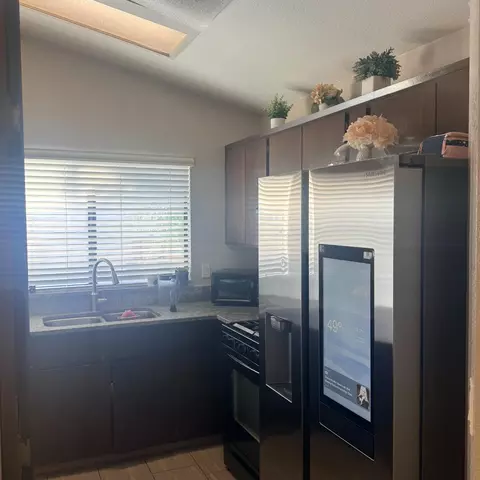Kitchen - 1338 E Castlecrest Ave, Visalia, CA 93292 photo 4 of 5