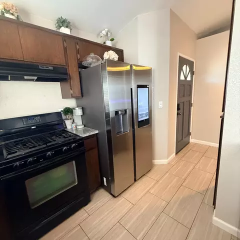 Kitchen - 1338 E Castlecrest Ave, Visalia, CA 93292 photo 3 of 5