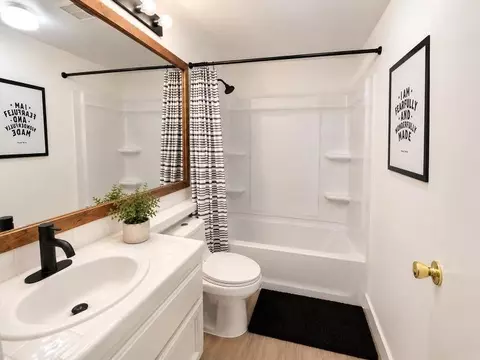 Bath - 325 W Decatur Ave, Clovis, CA 93611 photo 2 of 2