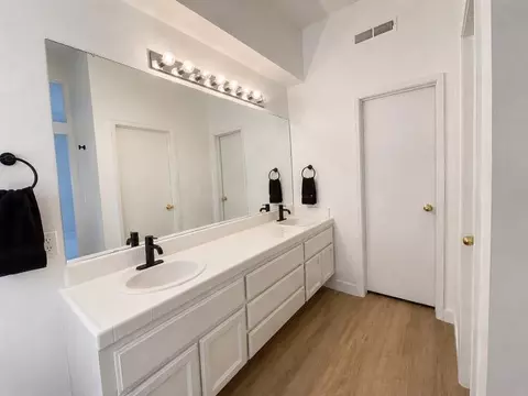 Bath - 325 W Decatur Ave, Clovis, CA 93611 photo 1 of 2