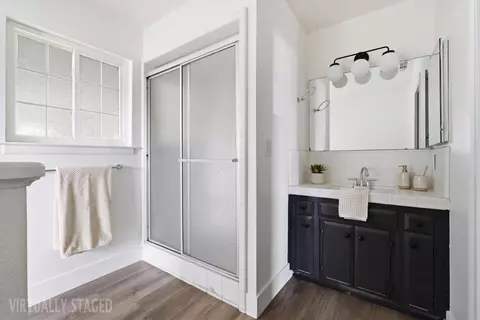 Bath - 3731 Allan St, Selma, CA 93662 photo 3 of 4