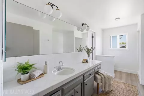 Bath - 3731 Allan St, Selma, CA 93662 photo 1 of 4