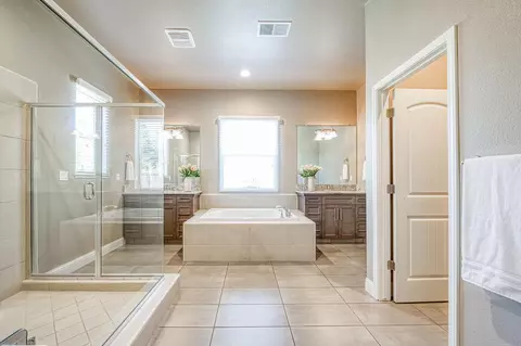 Bath - 89 Polson Ave, Clovis, CA 93612 photo 4 of 7