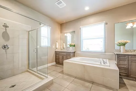 Bath - 89 Polson Ave, Clovis, CA 93612 photo 5 of 7