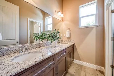 Bath - 89 Polson Ave, Clovis, CA 93612 photo 3 of 7