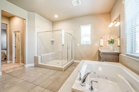 Bath - 89 Polson Ave, Clovis, CA 93612 photo 6 of 7