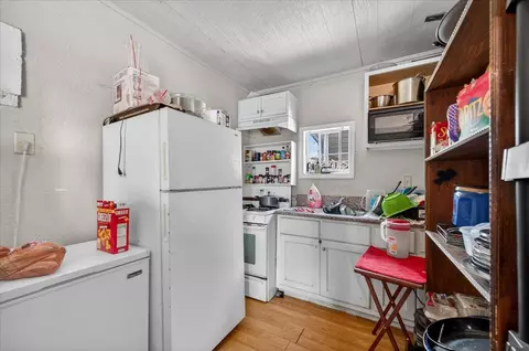 Kitchen - 1328 E Fedora Ave, Fresno, CA 93704 photo 4 of 4