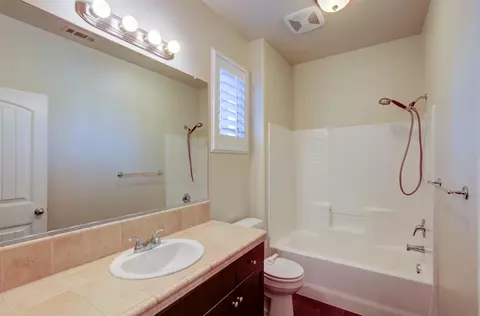 Bath - 1630 Blackwood Ave, Clovis, CA 93619 photo 3 of 3
