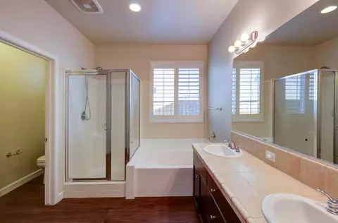 Bath - 1630 Blackwood Ave, Clovis, CA 93619 photo 2 of 3