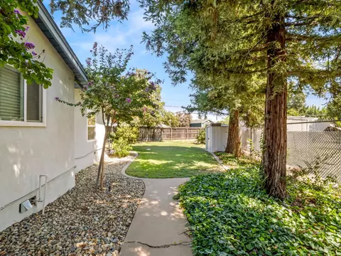 Exterior - 3763 E Robinson Ave, Fresno, CA 93726 photo 6 of 9