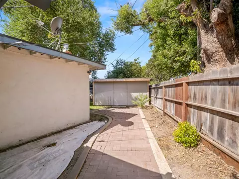 Exterior - 3763 E Robinson Ave, Fresno, CA 93726 photo 7 of 9