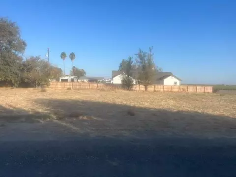 147 N St, Firebaugh, CA 93622 photo 2