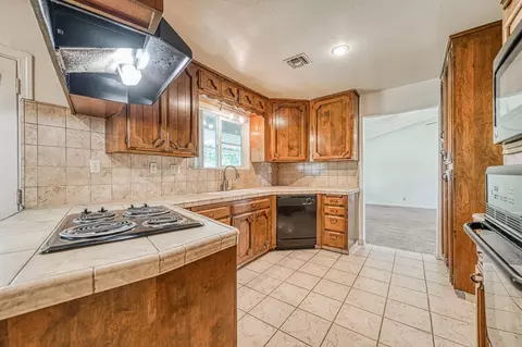 Kitchen - 10763 E Ashlan Ave, Sanger, CA 93657 photo 4 of 5