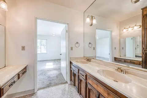 Bath - 10763 E Ashlan Ave, Sanger, CA 93657 photo 3 of 5