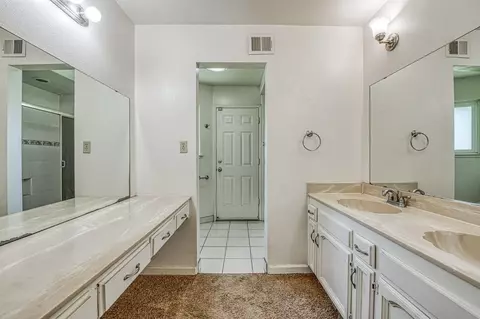 Bath - 10763 E Ashlan Ave, Sanger, CA 93657 photo 2 of 5