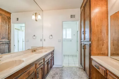 Bath - 10763 E Ashlan Ave, Sanger, CA 93657 photo 5 of 5