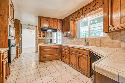 Kitchen - 10763 E Ashlan Ave, Sanger, CA 93657 photo 2 of 5