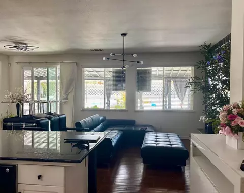 Living - 976 Heather Ave, Dinuba, CA 93618 photo 1 of 1