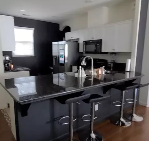 Kitchen - 976 Heather Ave, Dinuba, CA 93618 photo 3 of 4