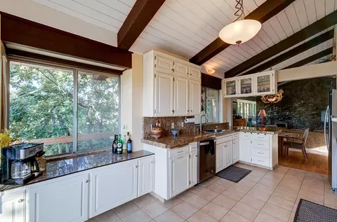 Kitchen - 21197 Tollhouse Rd, Clovis, CA 93619 photo 4 of 4
