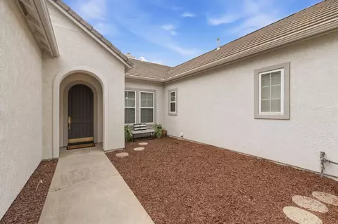 Exterior - 4769 N Emerald Peak Dr, Clovis, CA 93619 photo 5 of 6