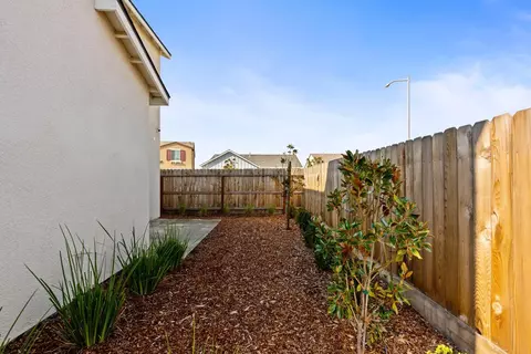 Exterior - 6656 E Cresthaven Dr, Fresno, CA 93727 photo 4 of 7