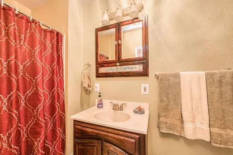 Bath - 34786 Avenue 15, Madera, CA 93636 photo 4 of 5