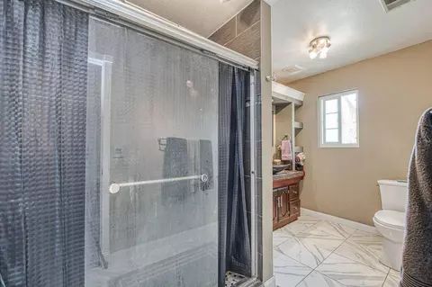 Bath - 34786 Avenue 15, Madera, CA 93636 photo 2 of 5