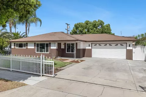 2325 E Hampton Way, Fresno, CA 93726