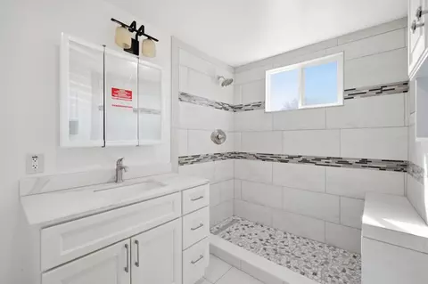 Bath - 2111 Stillman St, Selma, CA 93662 photo 6 of 6
