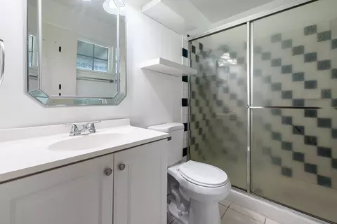 Bath - 1301 Kennedy, Madera, CA 93638 photo 2 of 2