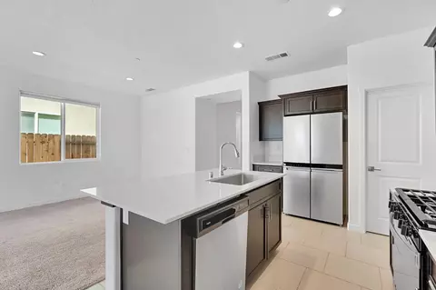 Kitchen - 310 Talus Way S, Madera, CA 93636 photo 4 of 6