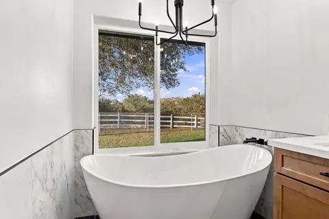 Bath - 26882 Road 400, Madera, CA 93636 photo 3 of 4