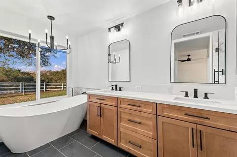 Bath - 26882 Road 400, Madera, CA 93636 photo 2 of 4